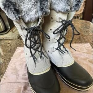 Women's Black and Gray Winter Boots